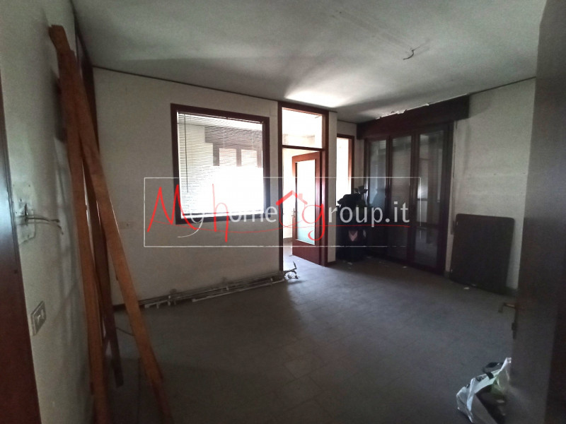 RONCAGLIA (RIF: A1259-R): Proponiamo in vendita un ampio immobile accatastato come locale commerc...