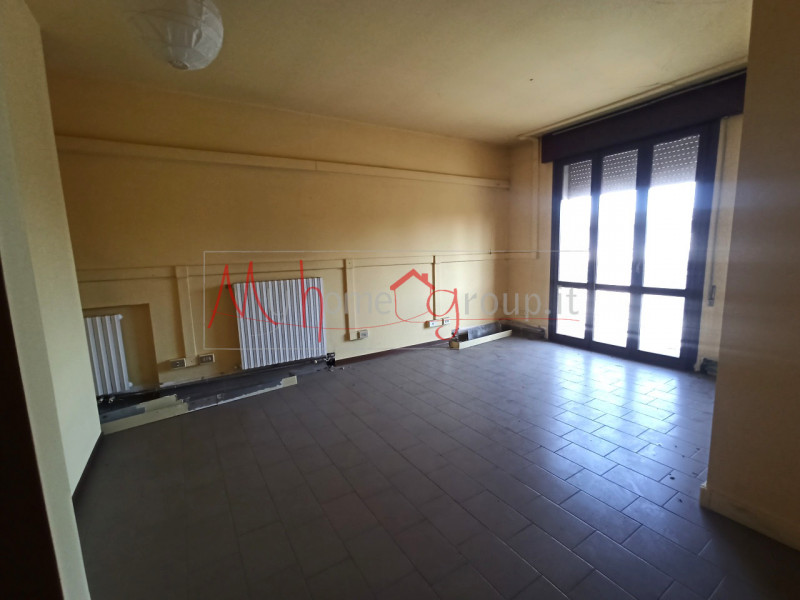 RONCAGLIA (RIF: A1259-R): Proponiamo in vendita un ampio immobile accatastato come locale commerc...