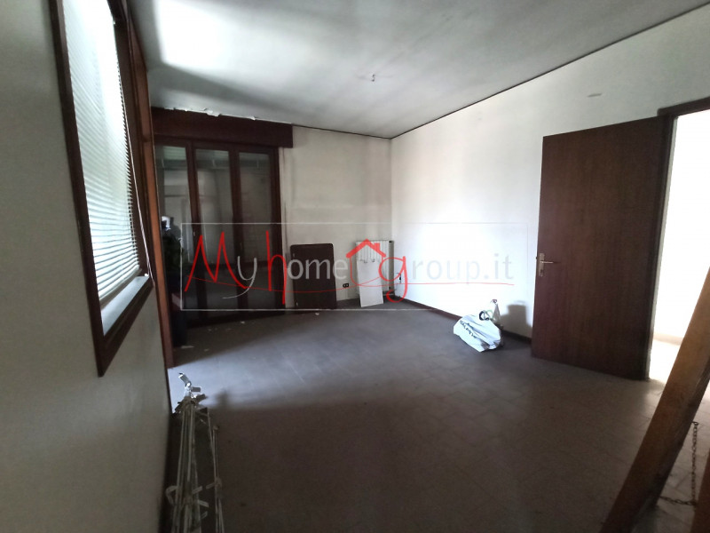 RONCAGLIA (RIF: A1259-R): Proponiamo in vendita un ampio immobile accatastato come locale commerc...