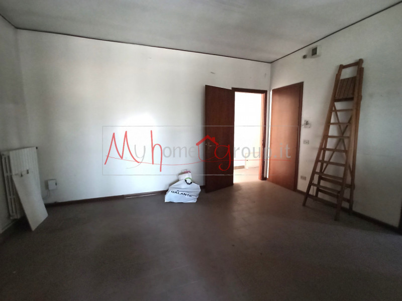 RONCAGLIA (RIF: A1259-R): Proponiamo in vendita un ampio immobile accatastato come locale commerc...