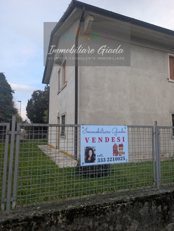 A pochi minuti dal Duomo di Ceneda, proponiamo in vendita una casa singola disposta su due piani ...