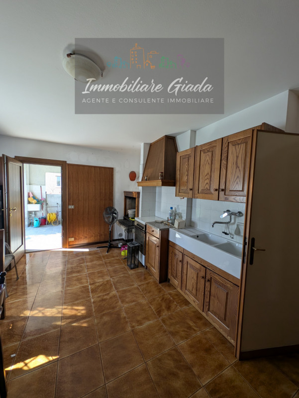 A pochi minuti dal Duomo di Ceneda, proponiamo in vendita una casa singola disposta su due piani ...