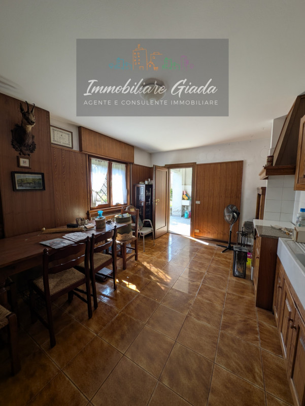 A pochi minuti dal Duomo di Ceneda, proponiamo in vendita una casa singola disposta su due piani ...