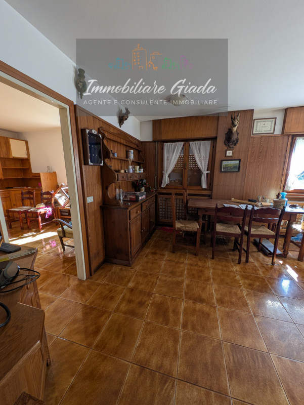 A pochi minuti dal Duomo di Ceneda, proponiamo in vendita una casa singola disposta su due piani ...