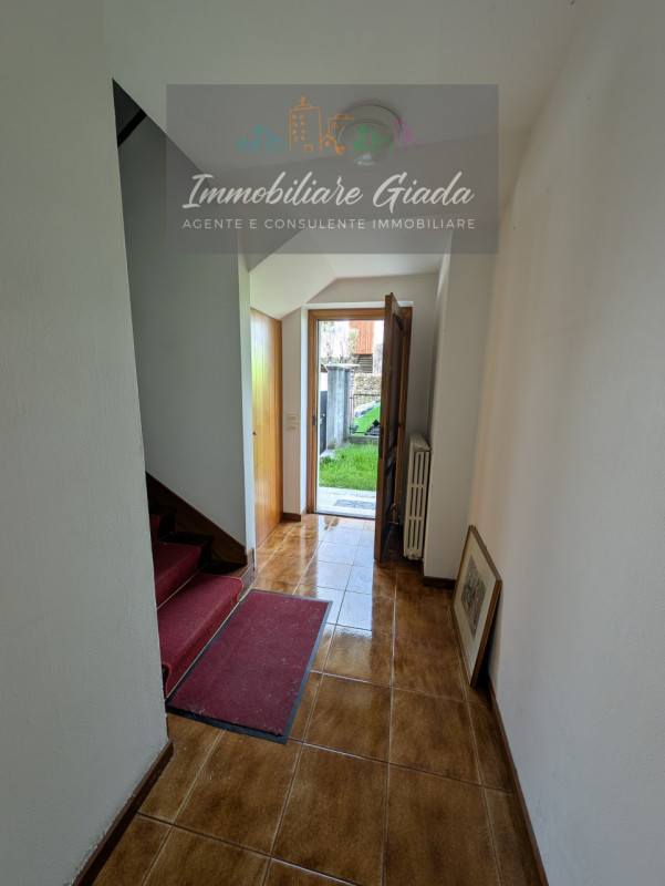 A pochi minuti dal Duomo di Ceneda, proponiamo in vendita una casa singola disposta su due piani ...