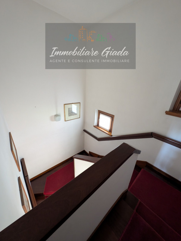 A pochi minuti dal Duomo di Ceneda, proponiamo in vendita una casa singola disposta su due piani ...