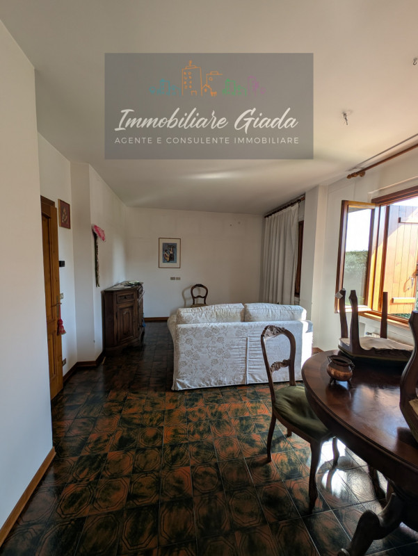 A pochi minuti dal Duomo di Ceneda, proponiamo in vendita una casa singola disposta su due piani ...