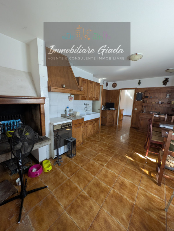 A pochi minuti dal Duomo di Ceneda, proponiamo in vendita una casa singola disposta su due piani ...