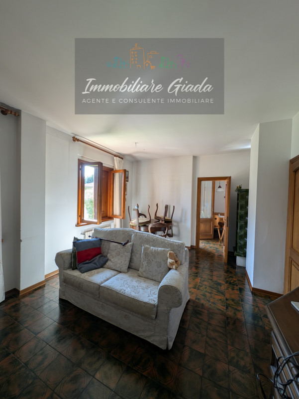 A pochi minuti dal Duomo di Ceneda, proponiamo in vendita una casa singola disposta su due piani ...