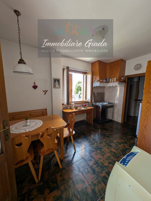 A pochi minuti dal Duomo di Ceneda, proponiamo in vendita una casa singola disposta su due piani ...