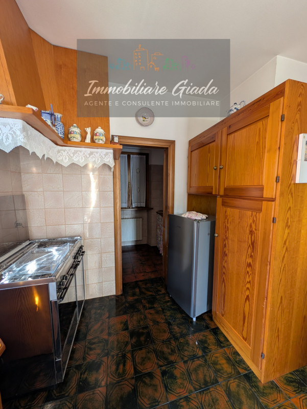 A pochi minuti dal Duomo di Ceneda, proponiamo in vendita una casa singola disposta su due piani ...