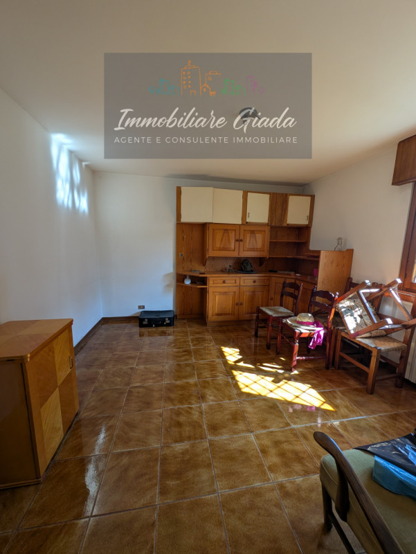 A pochi minuti dal Duomo di Ceneda, proponiamo in vendita una casa singola disposta su due piani ...