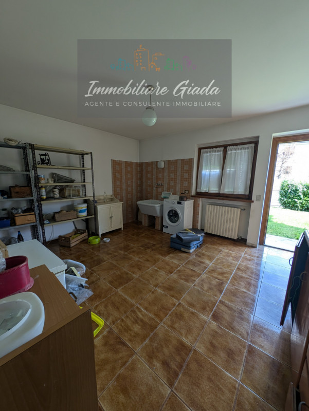 A pochi minuti dal Duomo di Ceneda, proponiamo in vendita una casa singola disposta su due piani ...