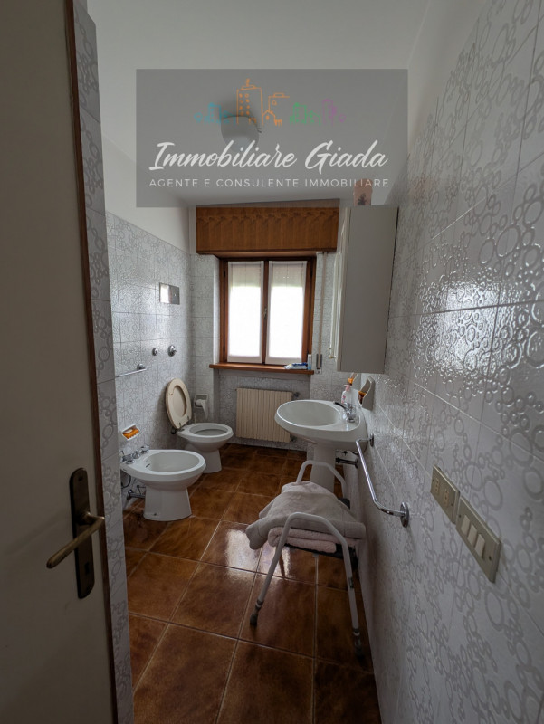 A pochi minuti dal Duomo di Ceneda, proponiamo in vendita una casa singola disposta su due piani ...