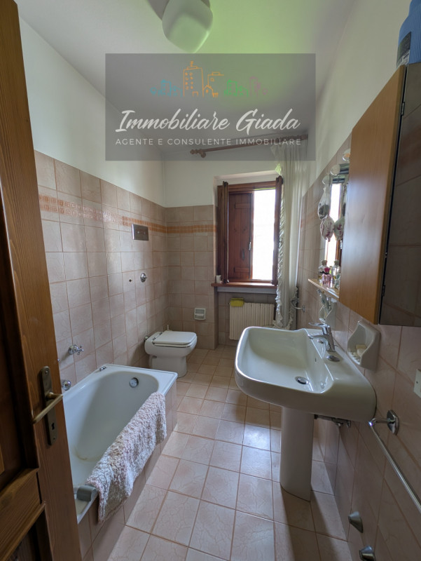 A pochi minuti dal Duomo di Ceneda, proponiamo in vendita una casa singola disposta su due piani ...