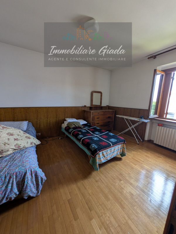 A pochi minuti dal Duomo di Ceneda, proponiamo in vendita una casa singola disposta su due piani ...