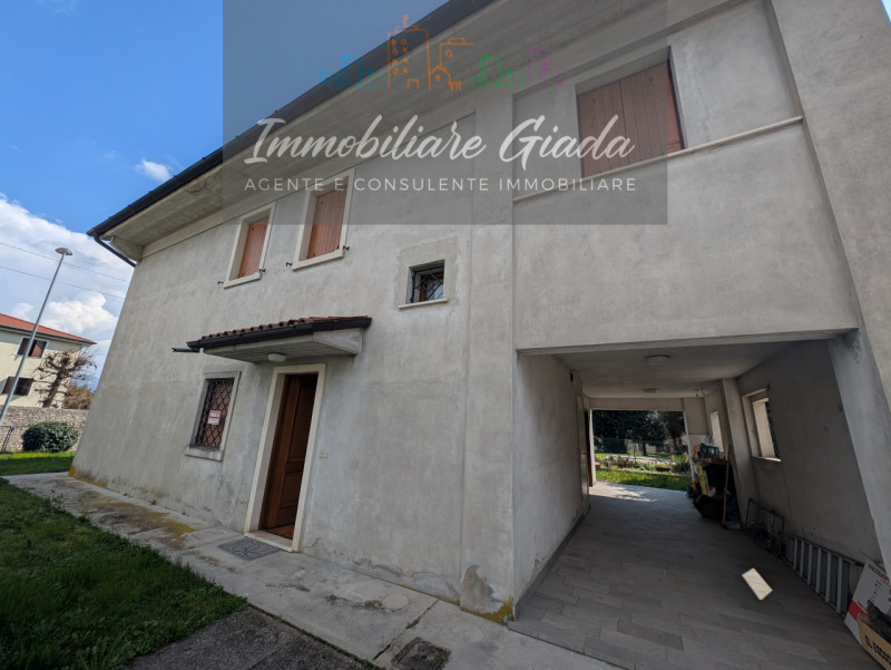 A pochi minuti dal Duomo di Ceneda, proponiamo in vendita una casa singola disposta su due piani ...