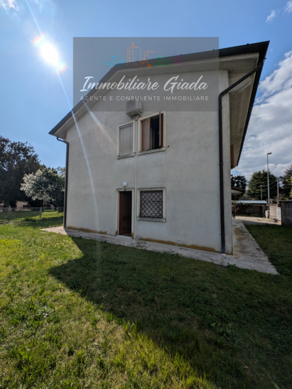 A pochi minuti dal Duomo di Ceneda, proponiamo in vendita una casa singola disposta su due piani ...