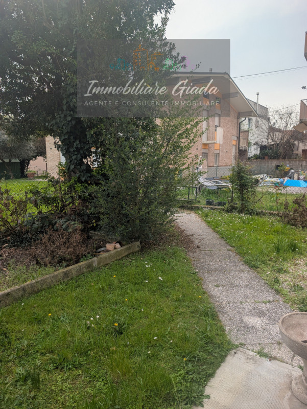 A pochi minuti dal Duomo di Ceneda, proponiamo in vendita una casa singola disposta su due piani ...