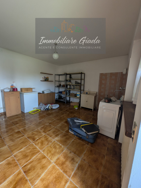 A pochi minuti dal Duomo di Ceneda, proponiamo in vendita una casa singola disposta su due piani ...