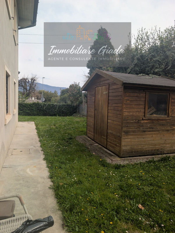 A pochi minuti dal Duomo di Ceneda, proponiamo in vendita una casa singola disposta su due piani ...