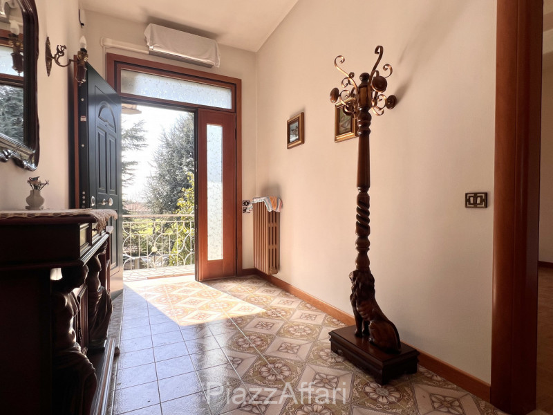 AMPIO APPARTAMENTO CON INGRESSO INDIPENDENTE – CENTRO BRUGINE
In pieno centro a Brugine, proponia...