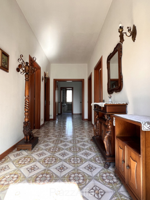 AMPIO APPARTAMENTO CON INGRESSO INDIPENDENTE – CENTRO BRUGINE
In pieno centro a Brugine, proponia...