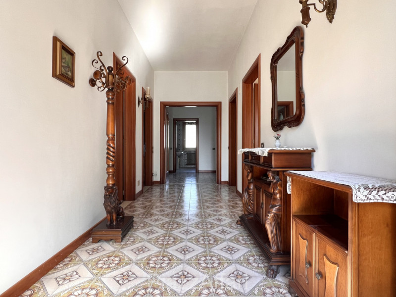 AMPIO APPARTAMENTO CON INGRESSO INDIPENDENTE – CENTRO BRUGINE
In pieno centro a Brugine, proponia...