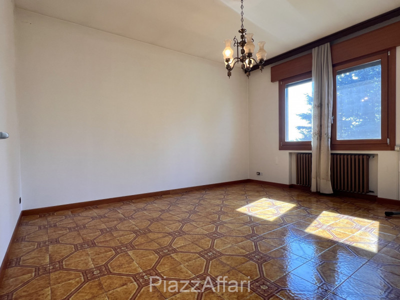 AMPIO APPARTAMENTO CON INGRESSO INDIPENDENTE – CENTRO BRUGINE
In pieno centro a Brugine, proponia...