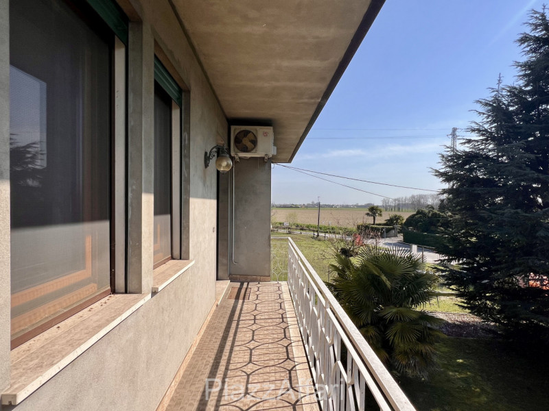 AMPIO APPARTAMENTO CON INGRESSO INDIPENDENTE – CENTRO BRUGINE
In pieno centro a Brugine, proponia...