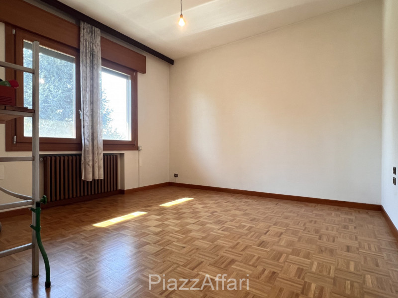 AMPIO APPARTAMENTO CON INGRESSO INDIPENDENTE – CENTRO BRUGINE
In pieno centro a Brugine, proponia...