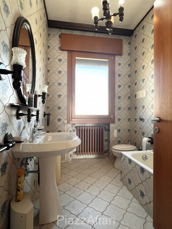 AMPIO APPARTAMENTO CON INGRESSO INDIPENDENTE – CENTRO BRUGINE
In pieno centro a Brugine, proponia...