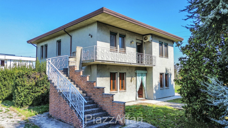 AMPIO APPARTAMENTO CON INGRESSO INDIPENDENTE – CENTRO BRUGINE
In pieno centro a Brugine, proponia...