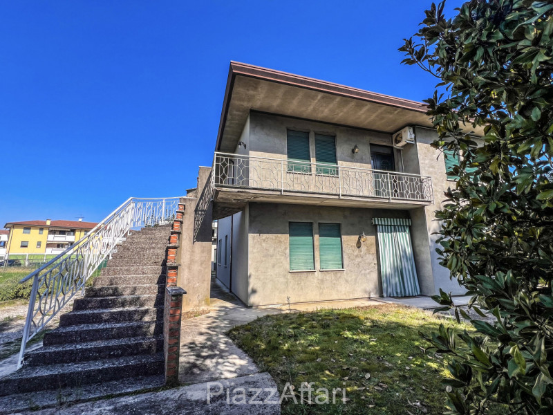 AMPIO APPARTAMENTO CON INGRESSO INDIPENDENTE – CENTRO BRUGINE
In pieno centro a Brugine, proponia...