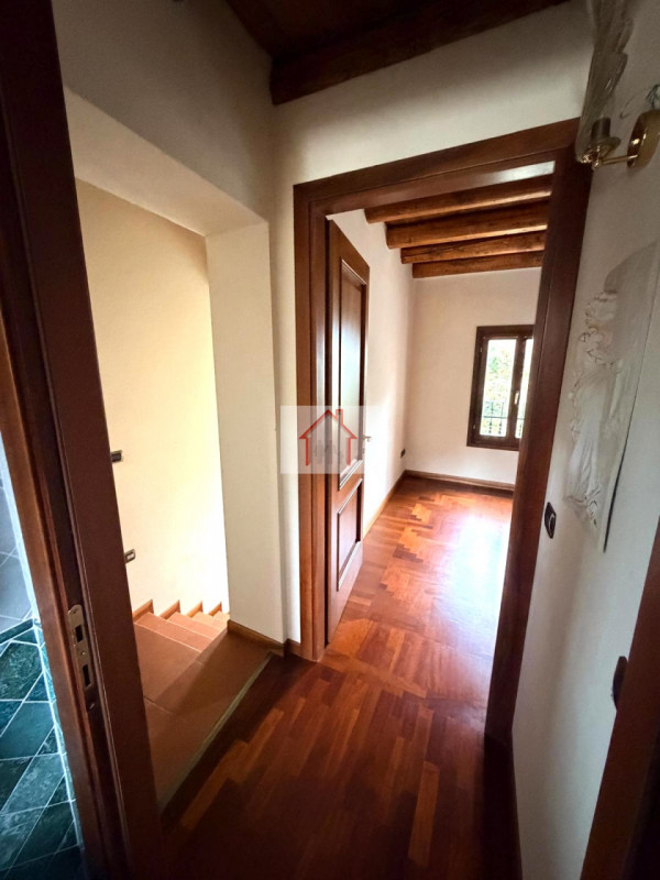 Rif: DB373
X INFO - Denis: 340.254.0785
Proponiamo in vendita una splendida casa a schiera di por...