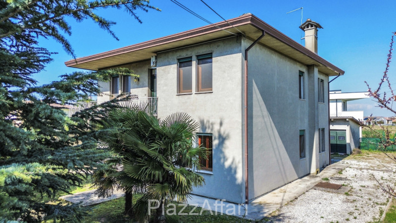 SOLUZIONE BIFAMILIARE INTERA – CENTRO BRUGINE: L'IDEALE PER DUE NUCLEI FAMILIARI

Cerchi una casa...