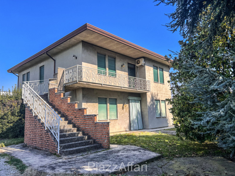 SOLUZIONE BIFAMILIARE INTERA – CENTRO BRUGINE: L'IDEALE PER DUE NUCLEI FAMILIARI

Cerchi una casa...