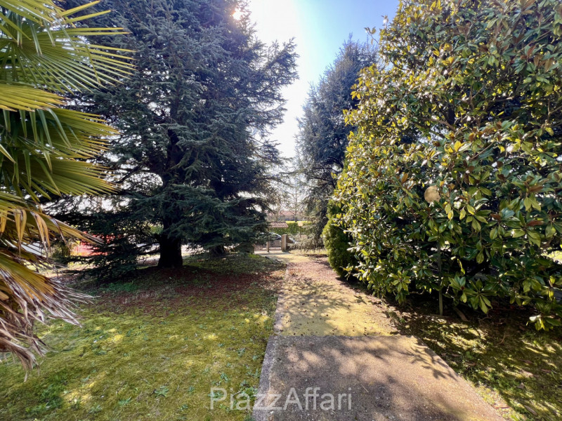 SOLUZIONE BIFAMILIARE INTERA – CENTRO BRUGINE: L'IDEALE PER DUE NUCLEI FAMILIARI

Cerchi una casa...