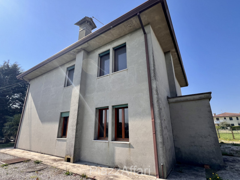 SOLUZIONE BIFAMILIARE INTERA – CENTRO BRUGINE: L'IDEALE PER DUE NUCLEI FAMILIARI

Cerchi una casa...