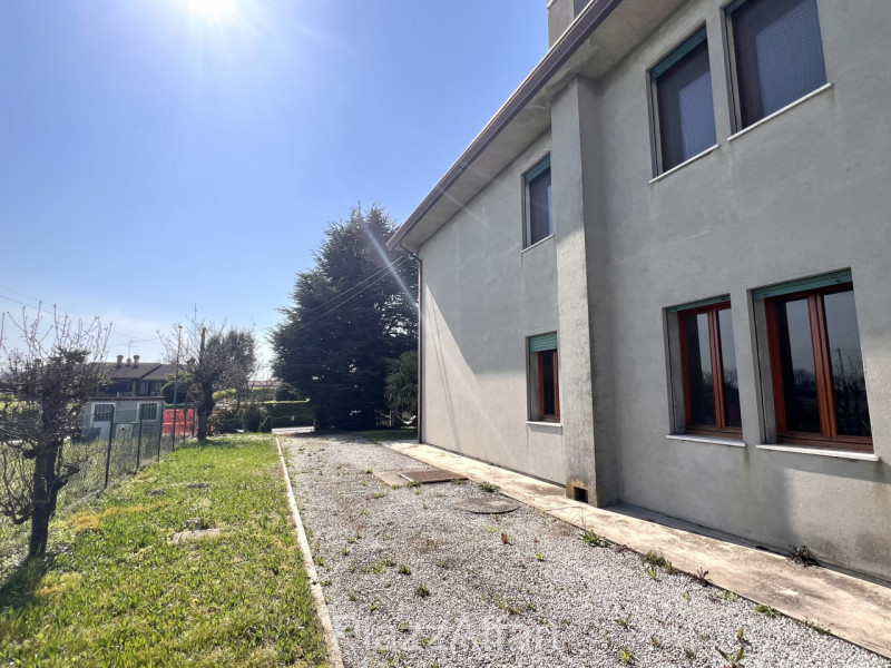 SOLUZIONE BIFAMILIARE INTERA – CENTRO BRUGINE: L'IDEALE PER DUE NUCLEI FAMILIARI

Cerchi una casa...