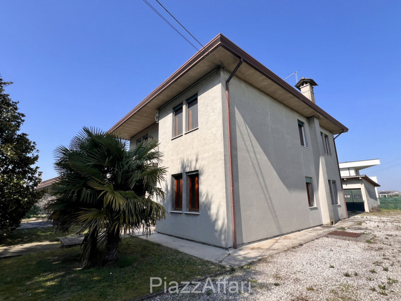 SOLUZIONE BIFAMILIARE INTERA – CENTRO BRUGINE: L'IDEALE PER DUE NUCLEI FAMILIARI

Cerchi una casa...