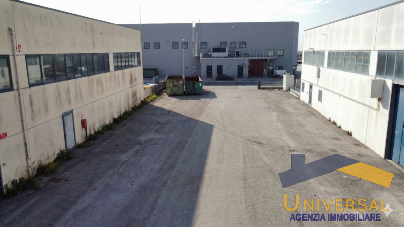 Scopri questo capannone artigianale situato nel cuore della zona produttiva di Loreggia, un'ottim...
