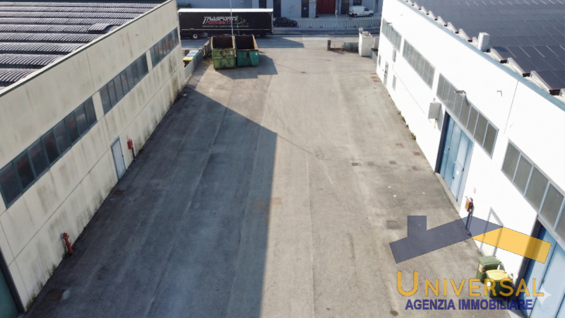Scopri questo capannone artigianale situato nel cuore della zona produttiva di Loreggia, un'ottim...