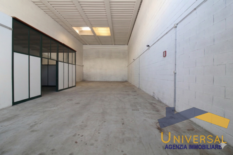 Scopri questo capannone artigianale situato nel cuore della zona produttiva di Loreggia, un'ottim...