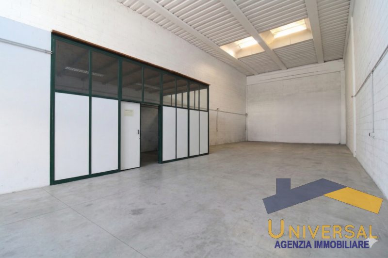Scopri questo capannone artigianale situato nel cuore della zona produttiva di Loreggia, un'ottim...