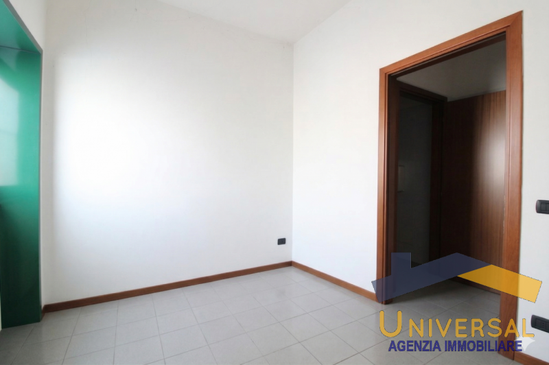 Scopri questo capannone artigianale situato nel cuore della zona produttiva di Loreggia, un'ottim...