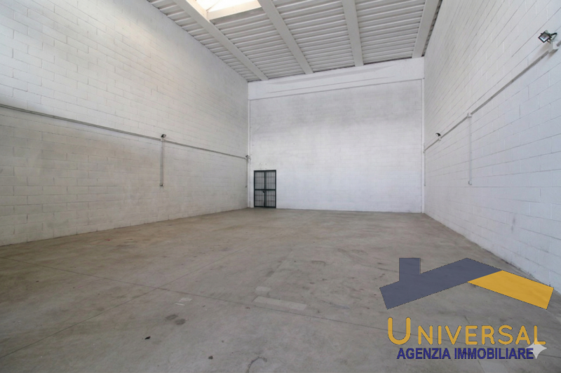 Scopri questo capannone artigianale situato nel cuore della zona produttiva di Loreggia, un'ottim...
