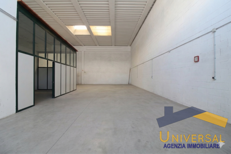 Scopri questo capannone artigianale situato nel cuore della zona produttiva di Loreggia, un'ottim...