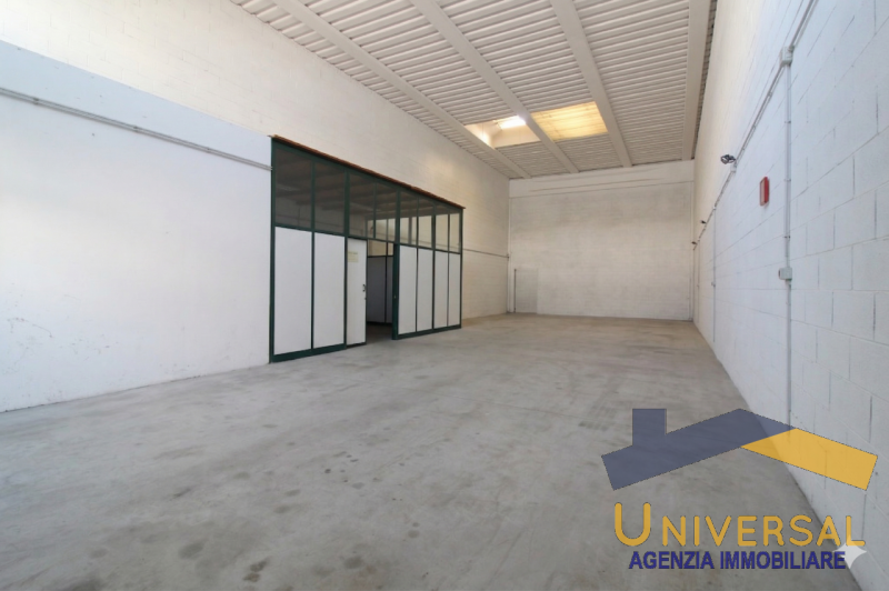 Scopri questo capannone artigianale situato nel cuore della zona produttiva di Loreggia, un'ottim...