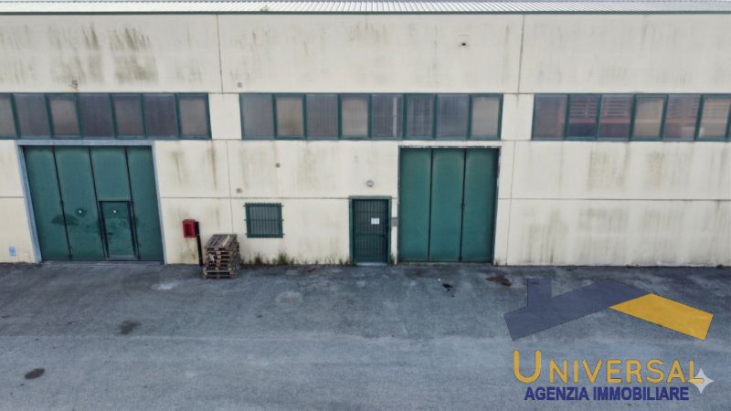 Scopri questo capannone artigianale situato nel cuore della zona produttiva di Loreggia, un'ottim...